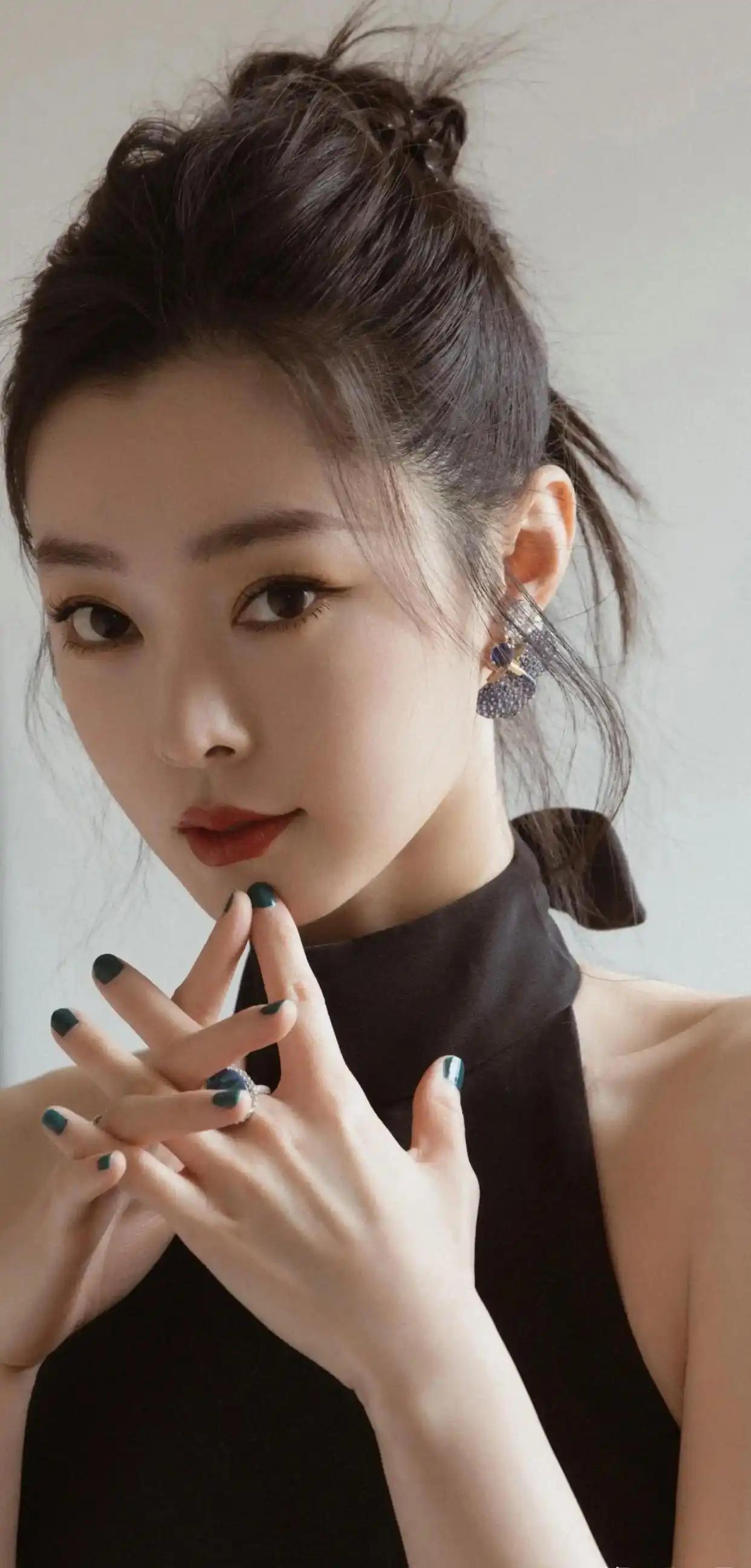 1.宋轶和白敬亭battle,宋轶和白敬亭之前出席活动还会刻意避嫌，或者直接