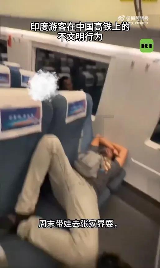 “滚回自己的国家去！”近日，四川成都，一男子刚上高铁，就闻到一股刺鼻的脚臭味，他