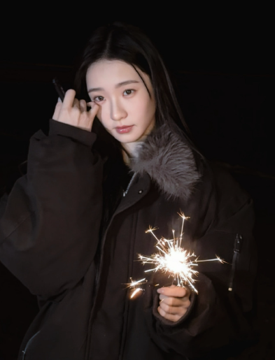 这组照片的氛围感真的拿捏得很好，张艺凡在仙女棒微弱的光亮里，展现出了不一样的美。