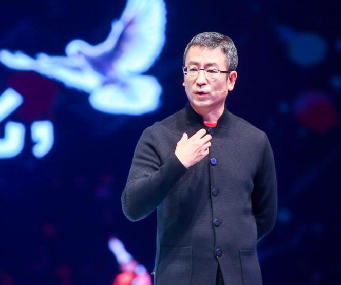 白岩松受邀到郑州大学演讲。自由提问阶段，一名女大学生站起身，当众问他：白老师，您