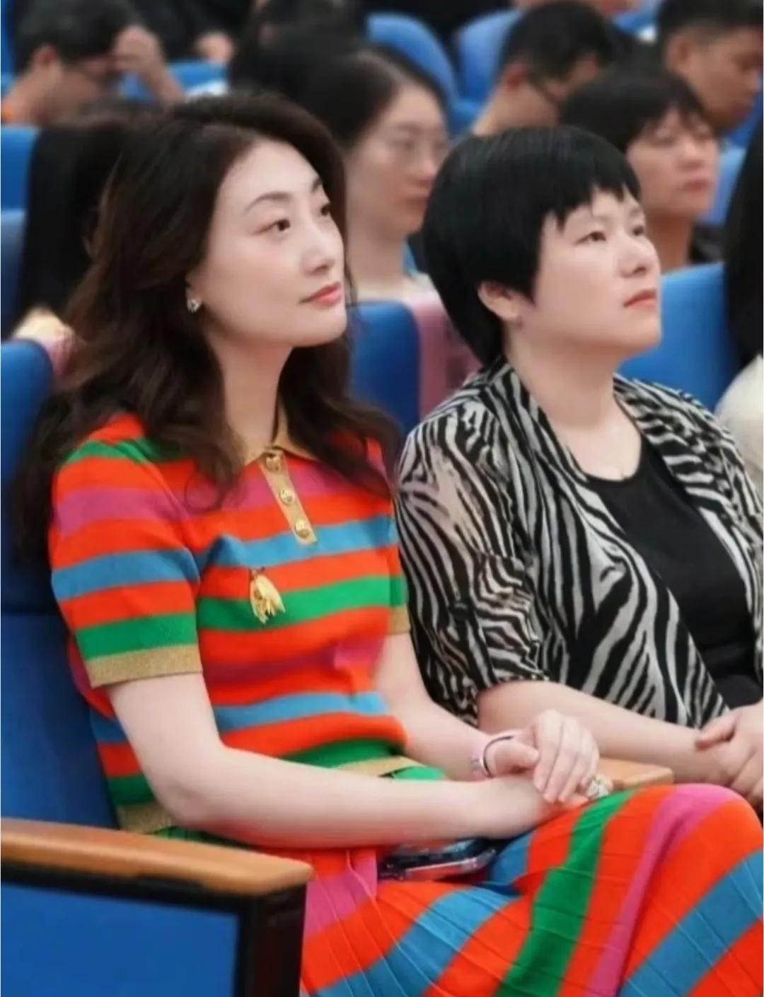 宗馥莉敬酒举的是茶杯，酒杯里倒的是ad钙奶，不喝酒就不容易被做局，在美国那几年那