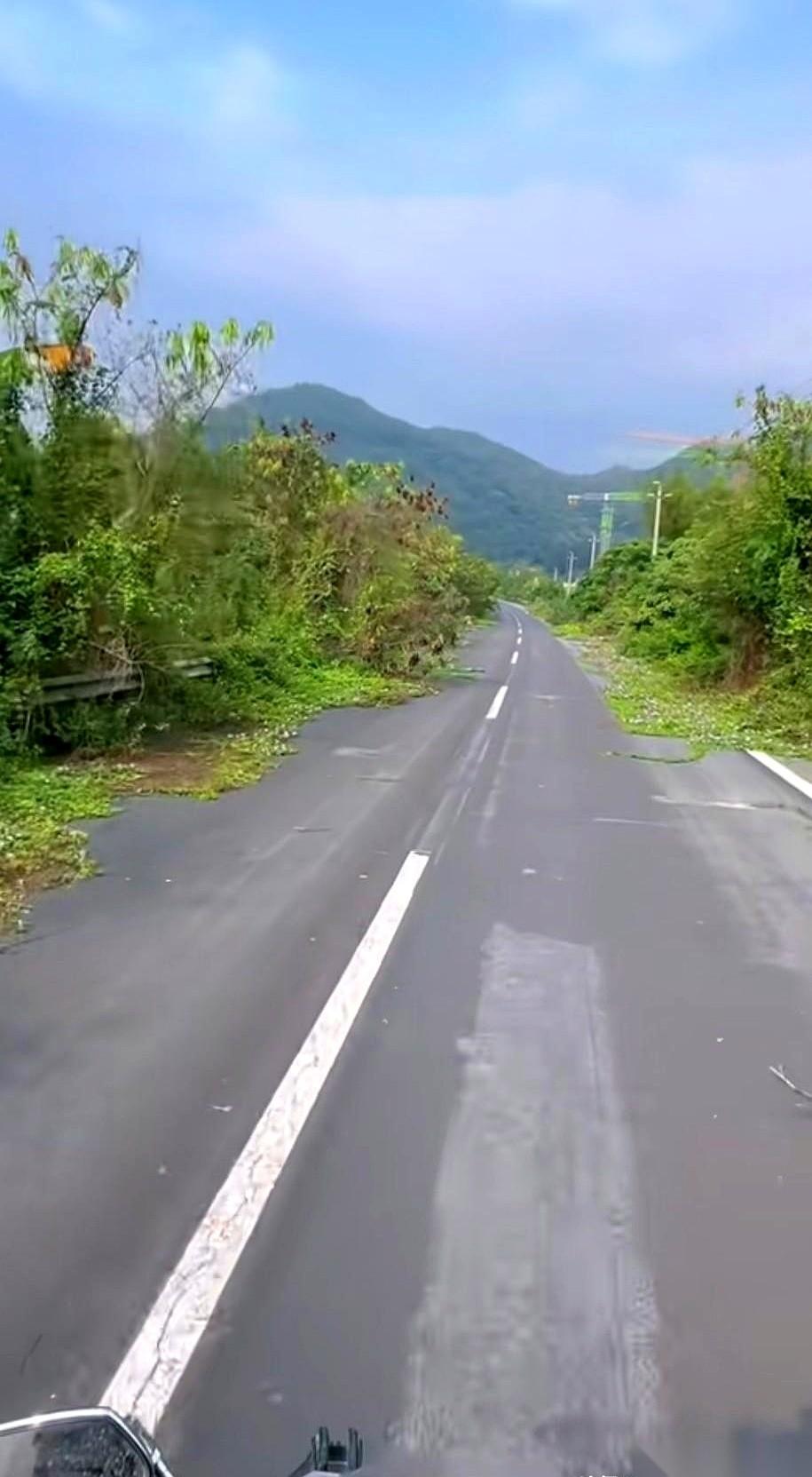 深汕高速老路的鲘门段，曾经是回潮汕的必经之地。现在，这片曾经挤满了大巴和私家车的