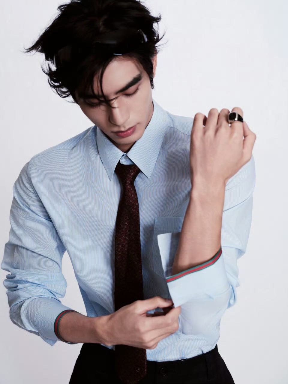 黑色套装衬出利落身姿，蓝色内搭更显精致！宋威龙将少年感与成熟魅力完美融合，这令人