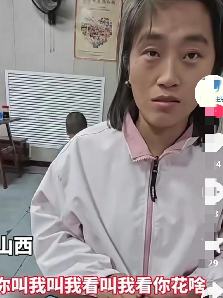 33岁妻子满头白发穿着廉价的衣服，每天像保姆一样伺候家中大小，丈夫居然在公共场合