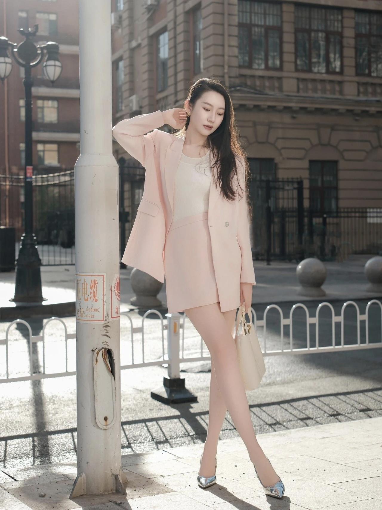“粉西装+银高跟”，自带温柔的氛围感，职场通勤的优雅时尚