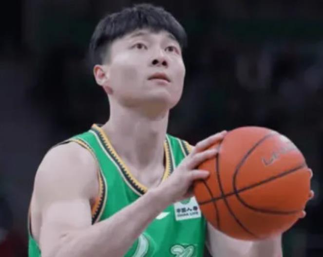 三年C类合同续约鄢手骐！辽篮执意留人，手帝真的没有其他球队要吗？辽宁男篮