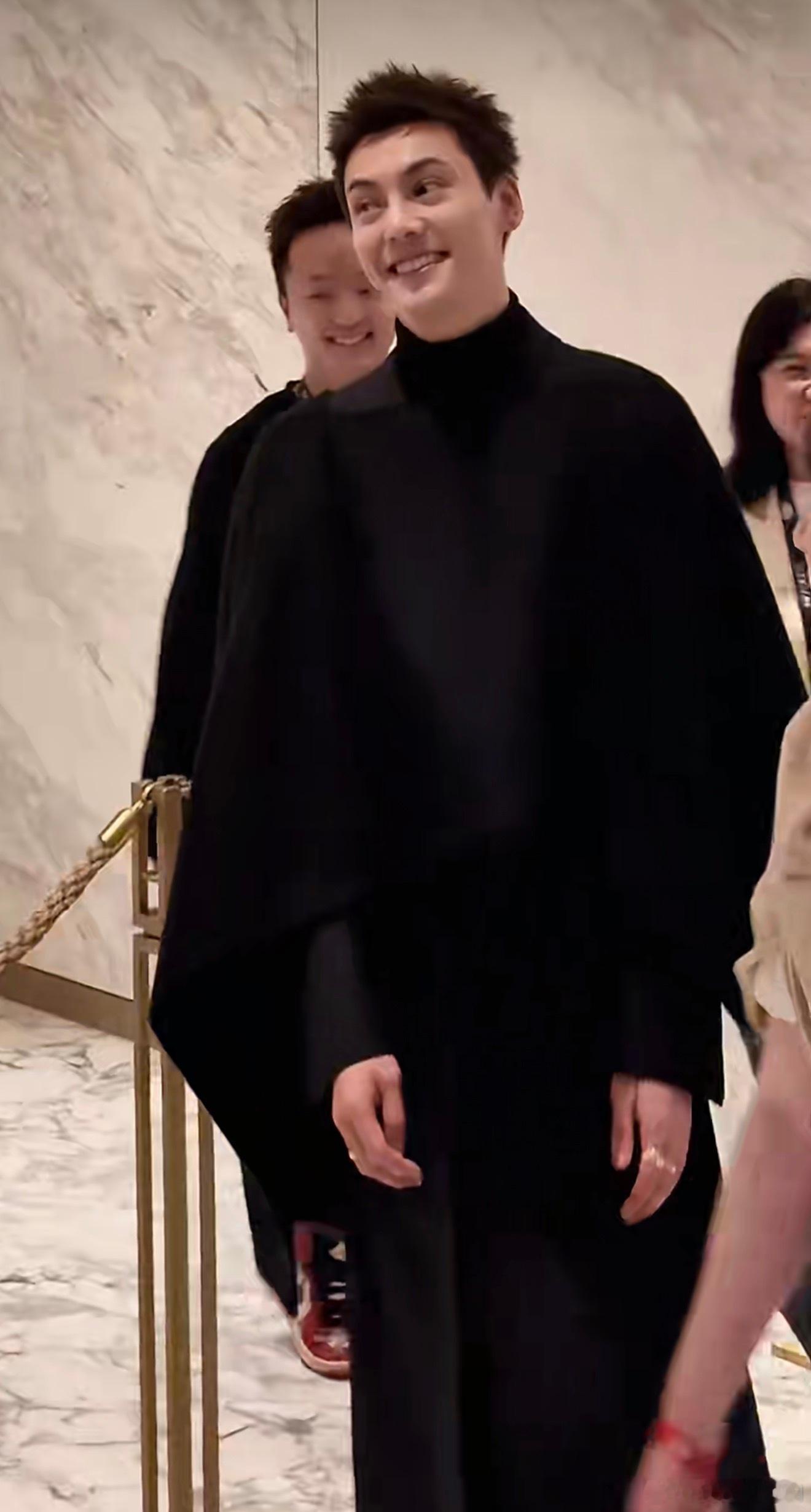 陈伟霆神父陈伟霆MAT年度盛典路透，我勒个斗篷叠大衣造型，简直杀疯好命哥切换神