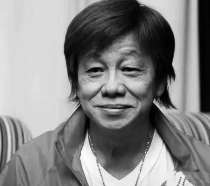 我问爸爸，梁小龙去世4天了，为什么现在才爆出来？我爸放下手里的茶杯叹口气：