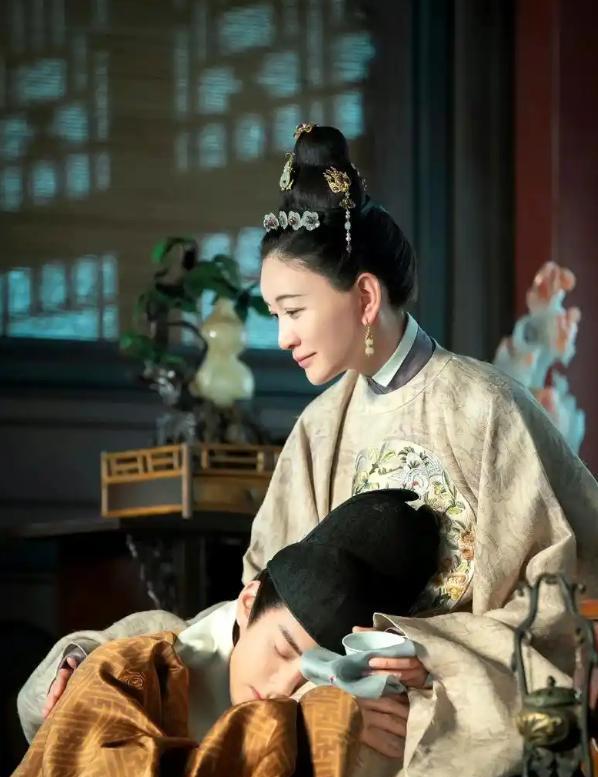 1462年，15岁的太子朱见深正在洗澡时，从小照顾他的乳娘进来加水。朱见深见状，