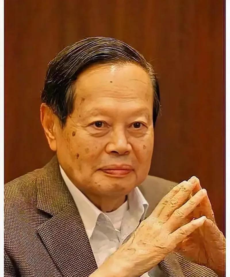 杨振宁是个伟大的科学家，对新中国的发展曾作出巨大的贡献。但是，国人更关注的却是他