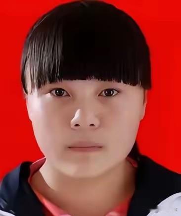 这个名叫马佩瑶的女孩，家住陕西省商洛市山阳县十里铺镇高二村六组，她的母亲吴新兰在