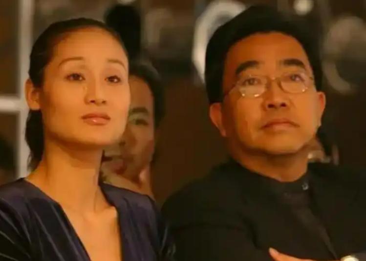 2005年，59岁的画家陈逸飞突然去世，现任妻子宋美英在查看他的保单时，几乎不敢