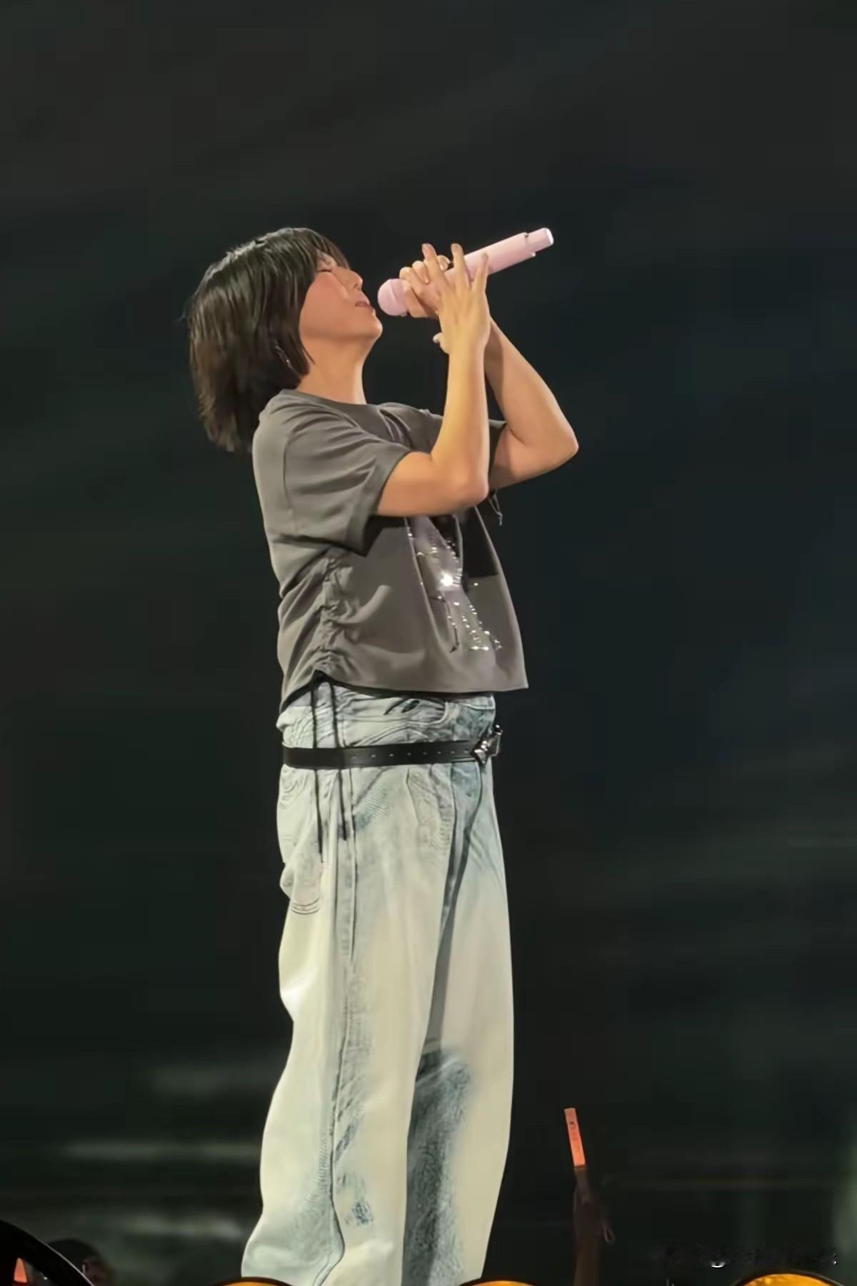 孙燕姿演唱会造型，真是给我气笑了，整场演出都能看出来她在小心翼翼防掉裤