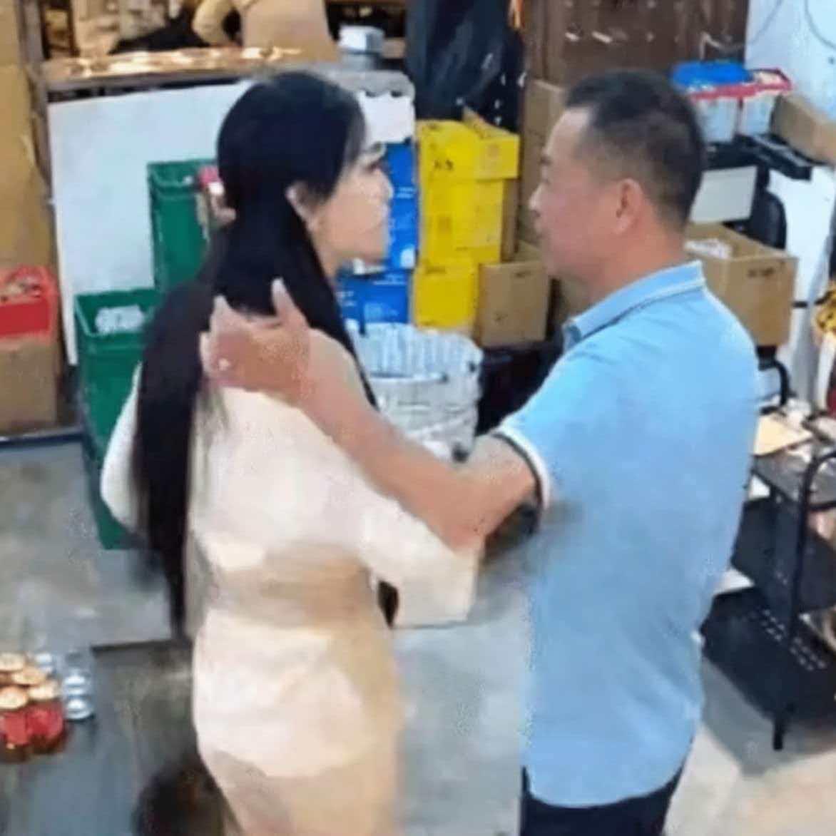 四川，邹女士和丈夫一起开了一家小火锅店，她负责前台待客，丈夫在后厨，两个人搭着过