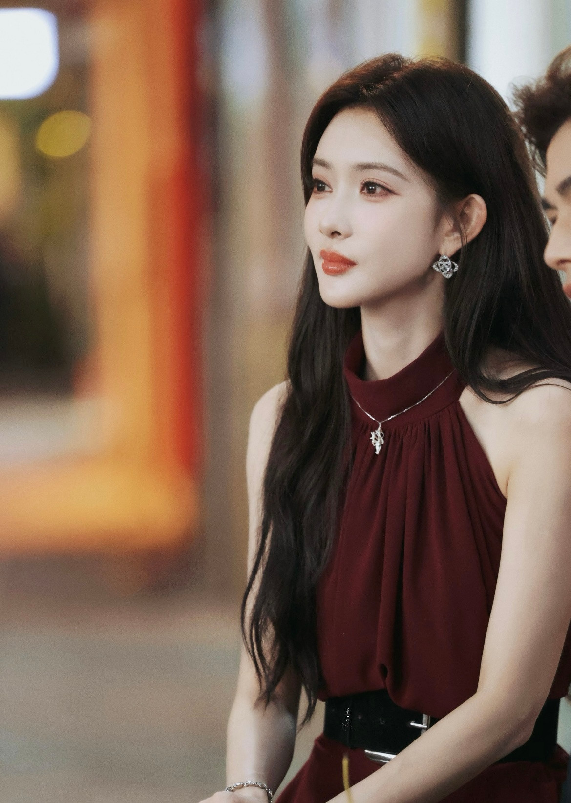 孟子义脖子两圈红痕孟子义脖子怎么了爱在无尽夏的妆造真的可以感觉每一套都好适配孟
