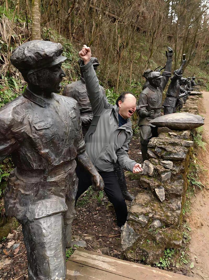 踩墓碑、比“手枪”、发朋友圈李某被判了7个月！英烈尊严不是你想踩就能踩道歉加刑责
