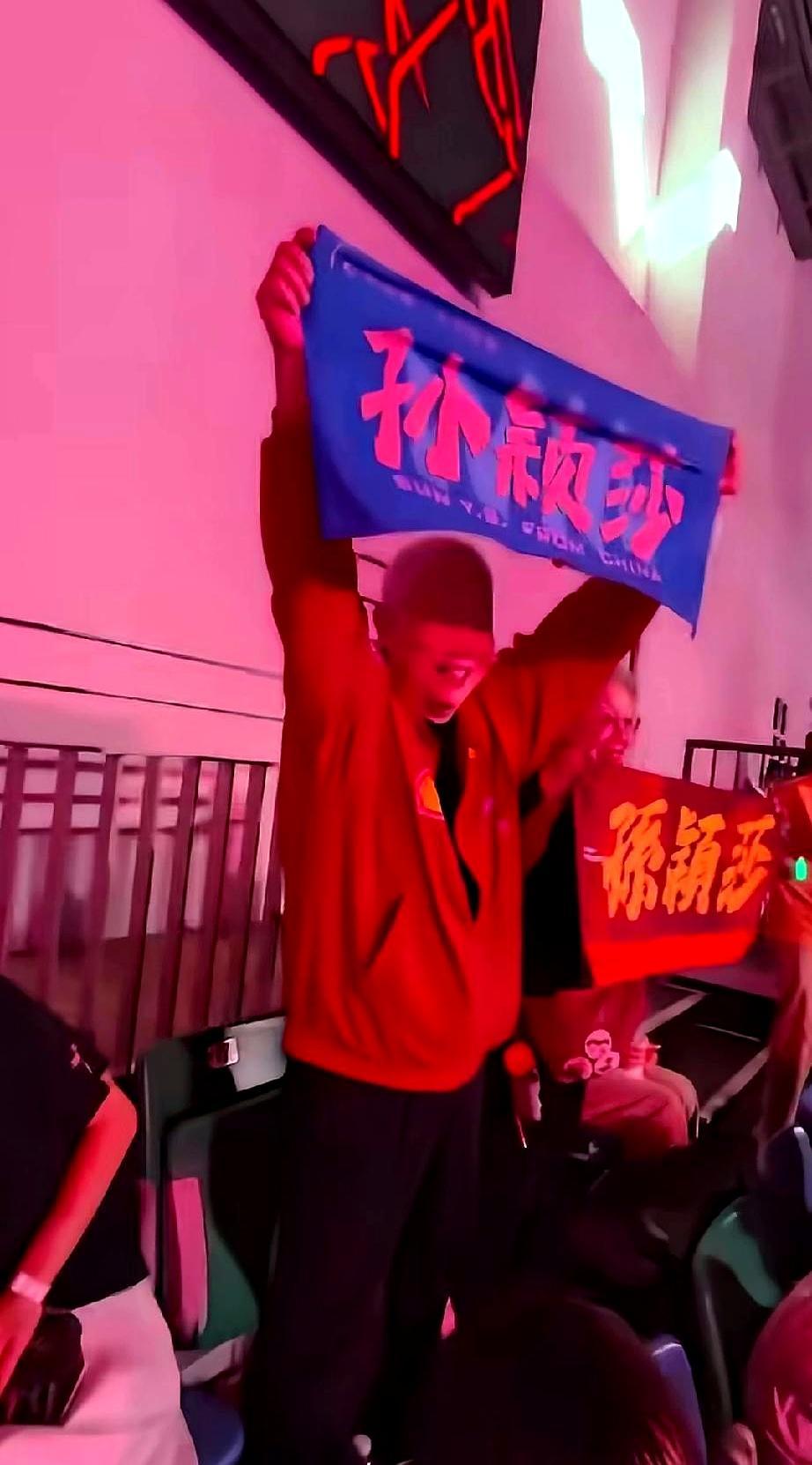 90岁大爷颤巍巍举着莎莎手幅，被说成是雇来的“饭圈”。他盯着屏幕，就等那个