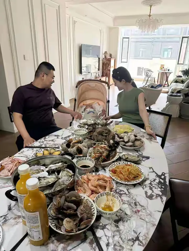 夫妻两个这么多海鲜，一餐吃的完吗？