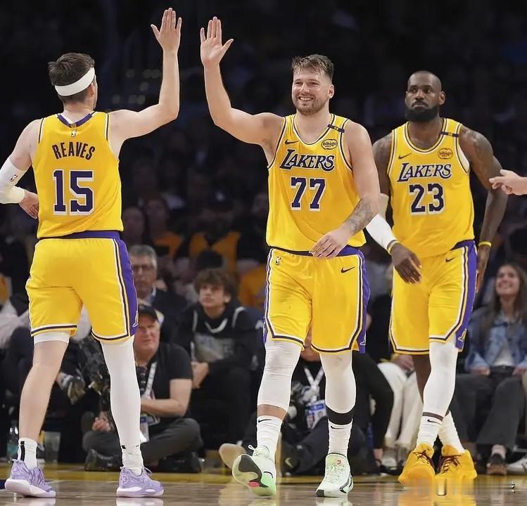 就在今天！湖人4分险胜稳第2，还有4个让人兴奋的好消息:一，老詹打出赛季最佳