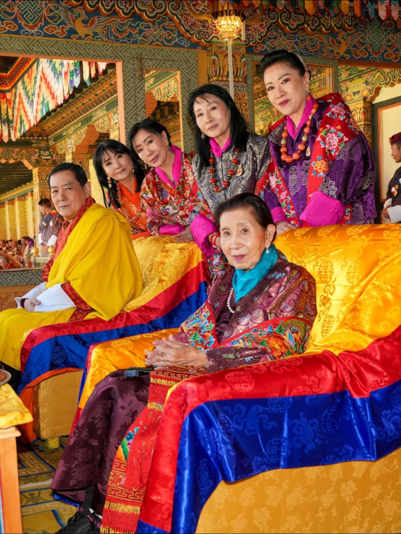 不丹王室集体亮相，女眷们都是高颜值不丹王室堪称“颜值天团”！太王太后风姿绰约，