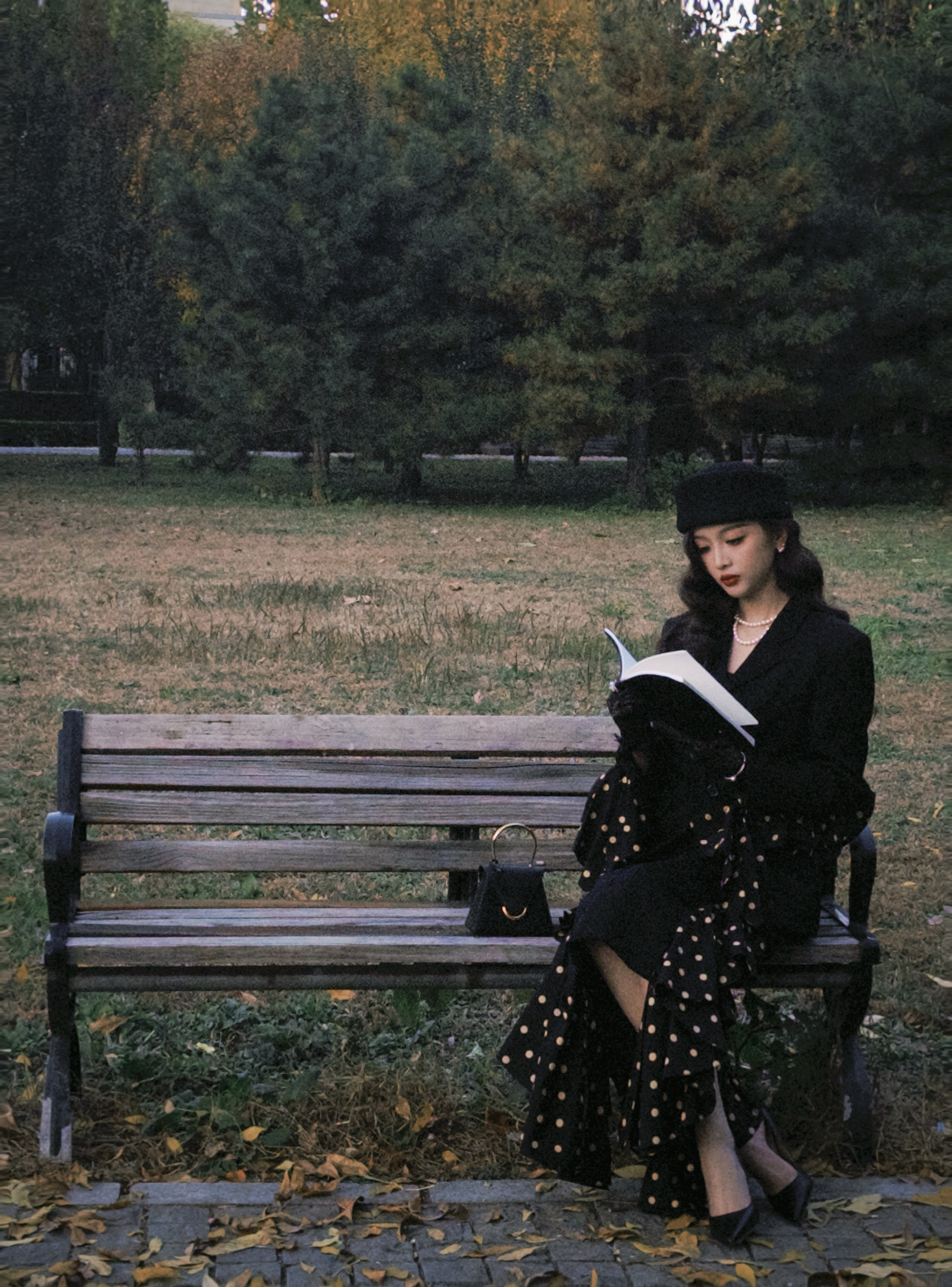 吴宣仪，浪漫穿搭：红唇裙装，解锁浪漫风情。吴宣仪