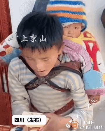 四川小男孩背着妹妹上学，领营养餐只拿一份的样子，真的又心酸又好哭！明明自己
