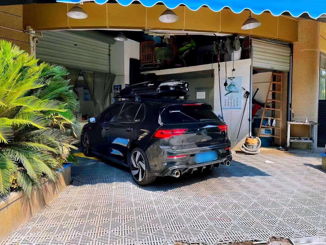 《飞驰人生3》里那台19号高尔夫8.5GTI，碳纤前唇+宽体+中置尾翼，视觉冲