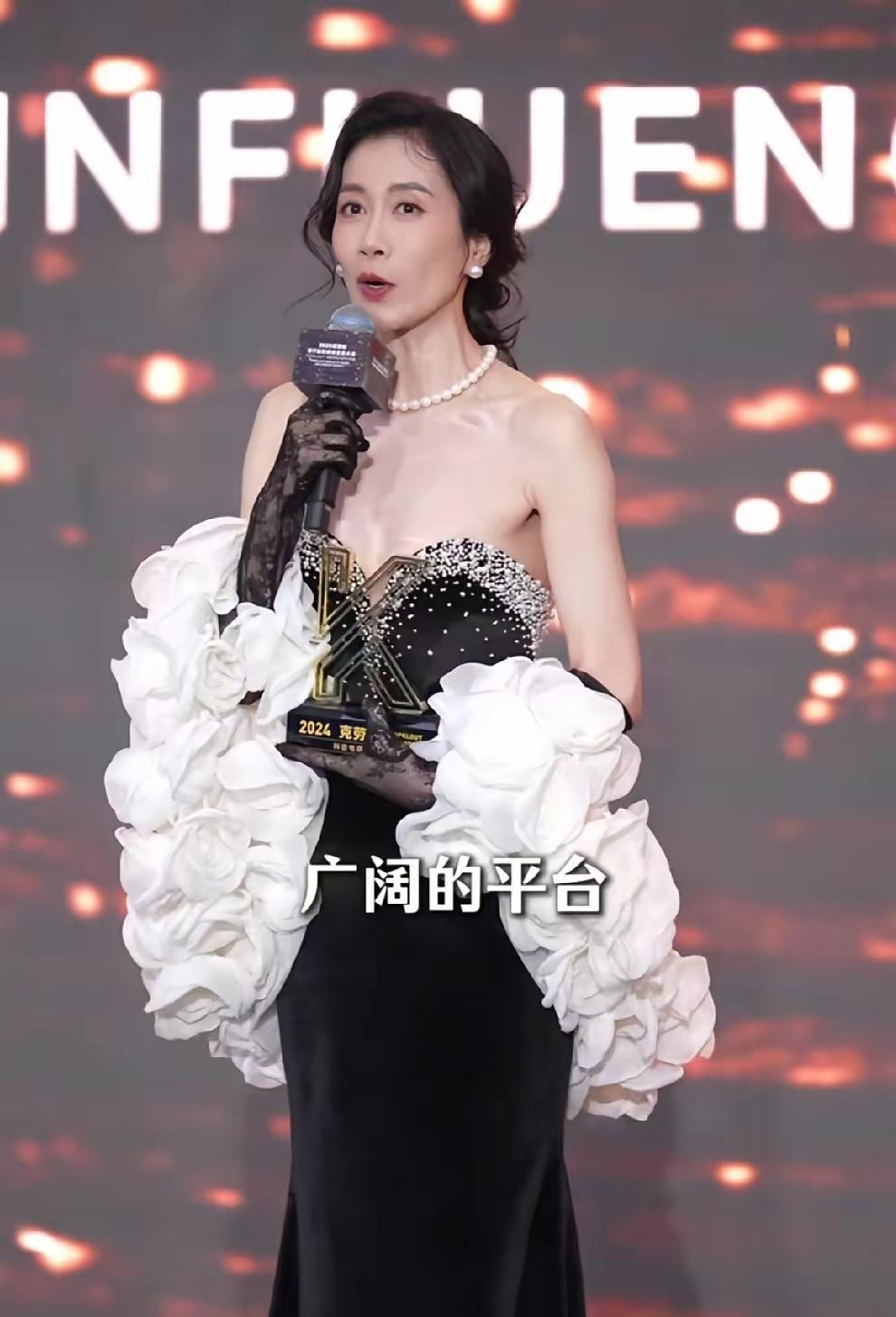 都说温峥嵘太瘦了，驾驭不了这身高定裙子，把裙子穿的垮眉垮眼的。可我怎么觉得温峥嵘