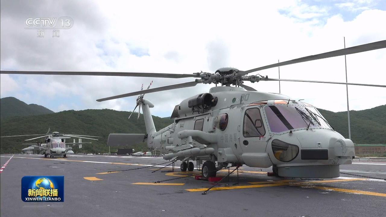 在“福建”舰上亮相的直-20F舰载反潜直升机，单侧挂载2枚鹰击-9空射轻型反舰导