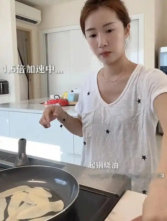 40岁李念住美国豪宅生仨娃不请保姆，自己做饭刷锅洗碗，脸却变样双眼皮宽得像网红，网友：这还是当年那个