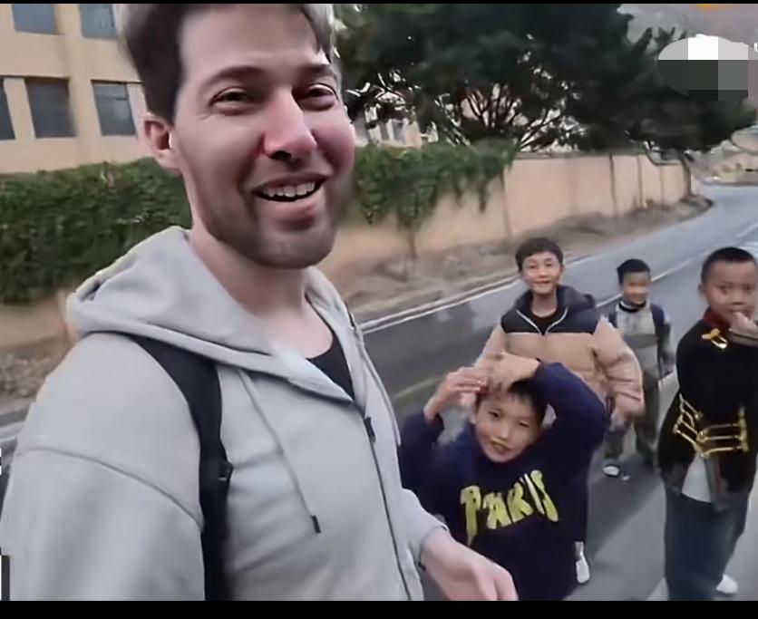 美国博主到偏远山区旅游孩子们问他：美国人是不是吃人博主：没有，我们吃的饭跟你