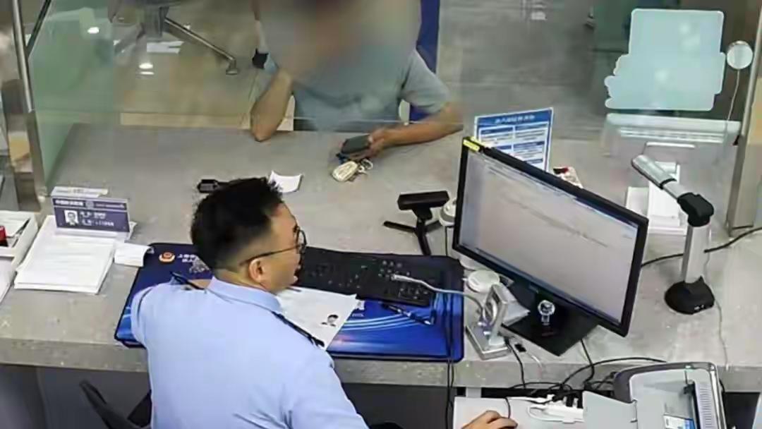 工作人员问了一句：去干啥？他说，结婚。民警接着问：结婚咋不在国内领证？他说，