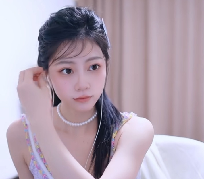 煊宝：我续约了，不去抖音了，不是游戏主播合同，弄不了游戏主播合同，没人。现在游戏