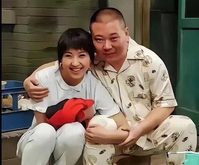 闫学晶当年在饭桌上，亲手推开了郭德纲递来的橄榄枝。老郭说让郭麒麟带带林傲霏。