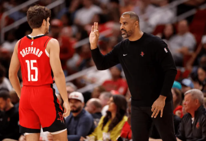 NBA常规赛，火箭经历加时赛以128-133不敌鹈鹕。赛后，火箭媒体人更推，谈