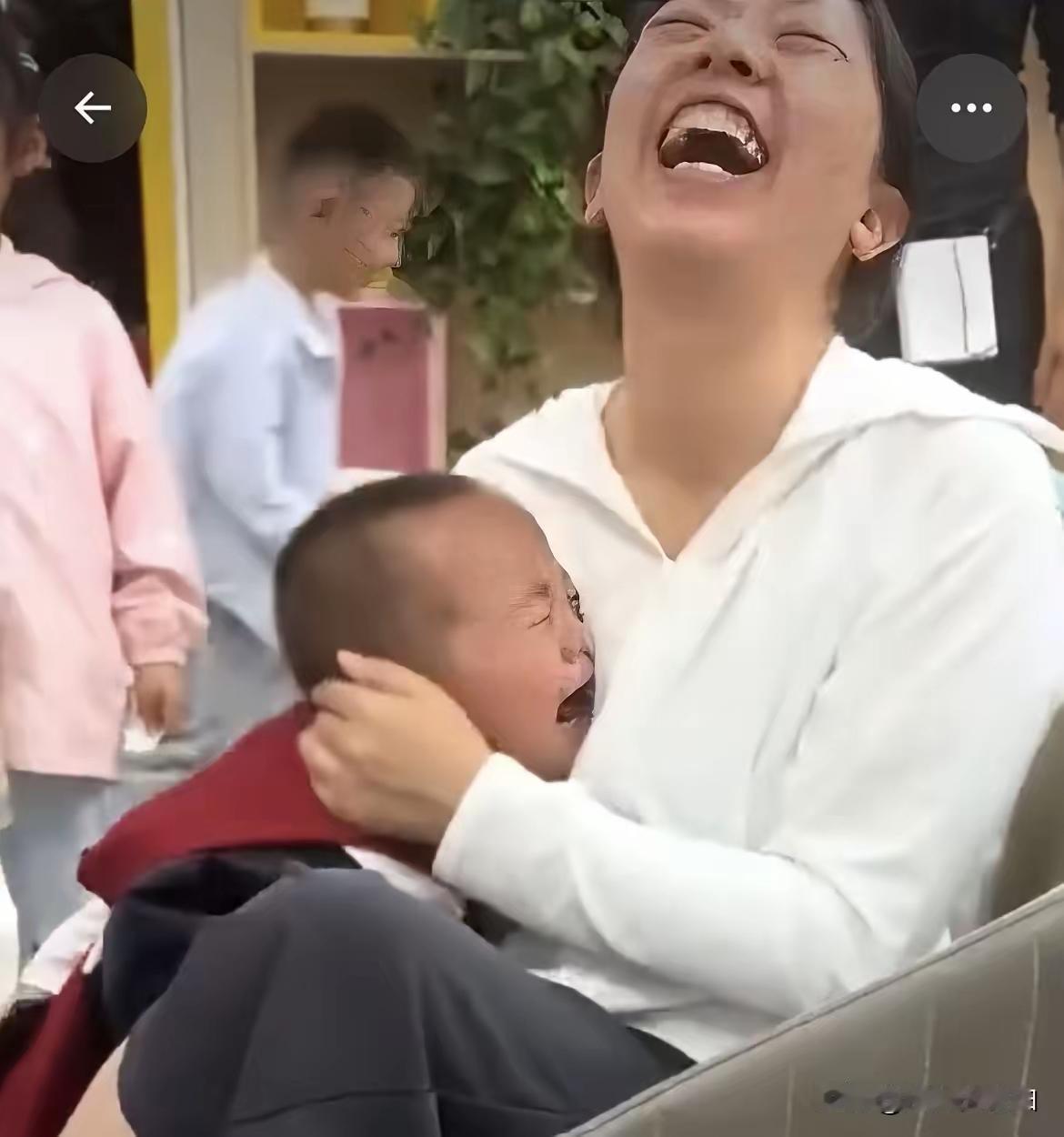 这个小男孩估计这辈子都忘不了自己哭错人的那天。云南商场里，他一转身找不到妈妈