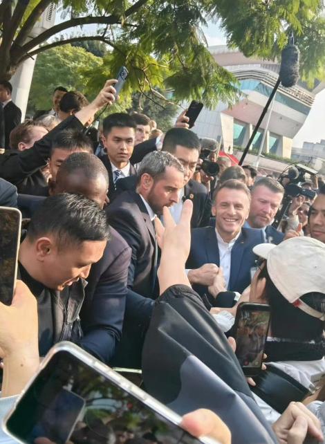 马克龙乐开花了！去四川大学受到热烈欢迎！马克龙在成都一所大学里，笑得合