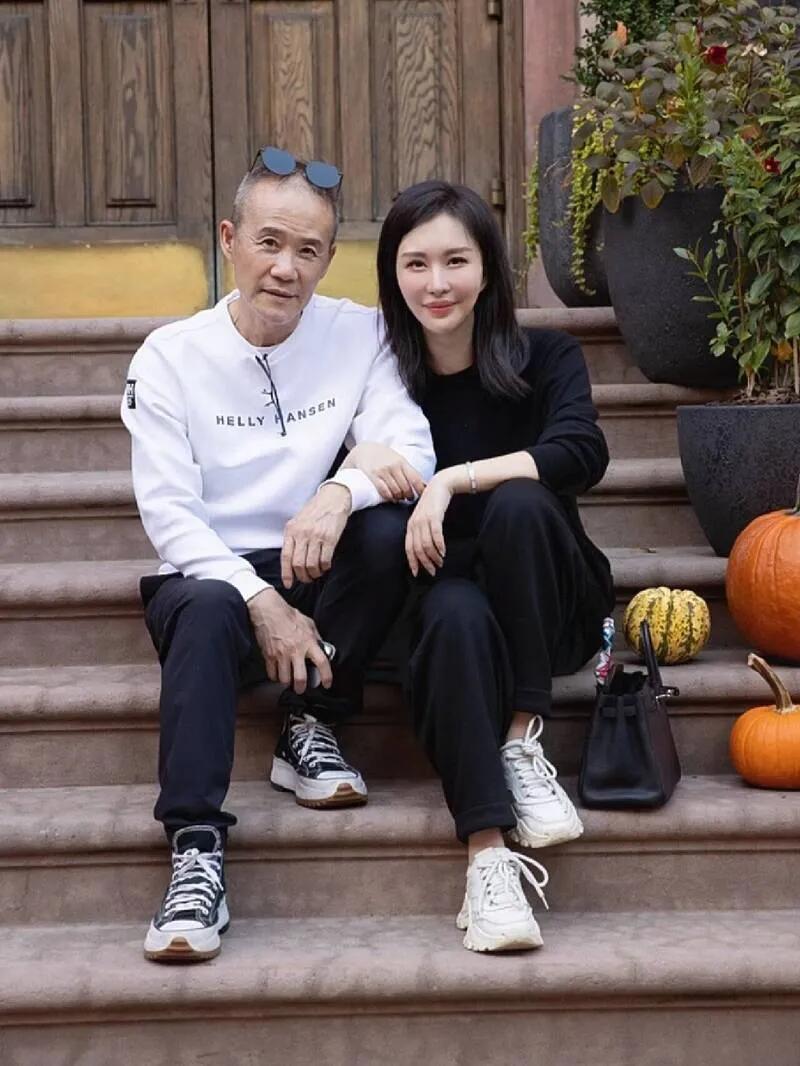 田朴珺嫁给王石之后，颜值没有变漂亮，但她的气质却越来越好，满脸的幸福，果然嫁给爱