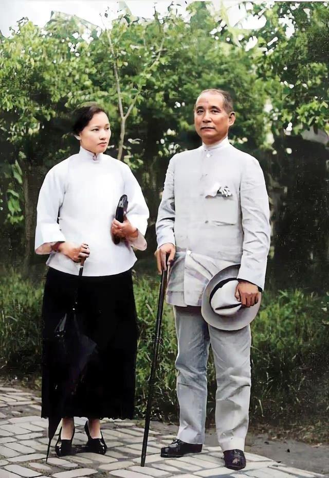 1921年的广州，28岁的宋庆龄站在55岁的孙中山身旁，这对相差27岁的恋人眼中