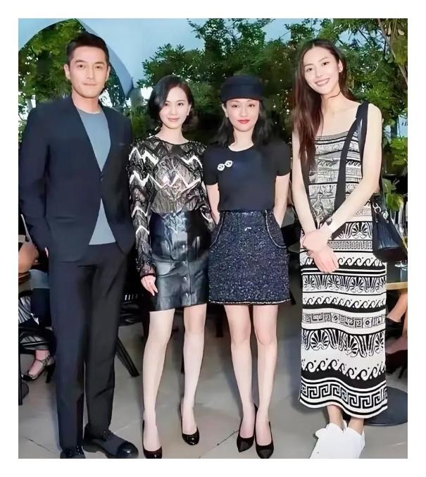 超模不愧是超模，穿着平底鞋随便往那一站，身高都碾压旁边两位穿高跟鞋的女明星，就连