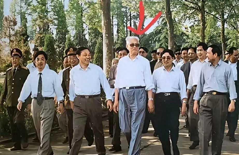 1994年5月2日，张震将军（时任中央军委副主席）在河南永城视察时，走进陈官庄烈