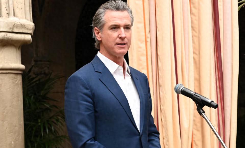 北京时间2月14日，加州州长纽森在年度慕尼黑安全会议上说：“在美国历史上，从未有