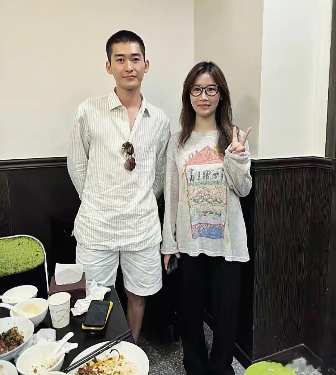 张翰在上海吃饭被偶遇，减肥后身材变得很有型，摆脱油腻后很帅气！！！​​​