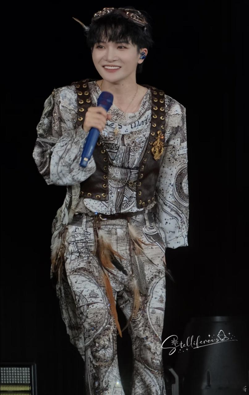 周深把巧克力工厂开到演唱会广州演唱会现场，周深开着“巧克力工厂”花车来了！环场