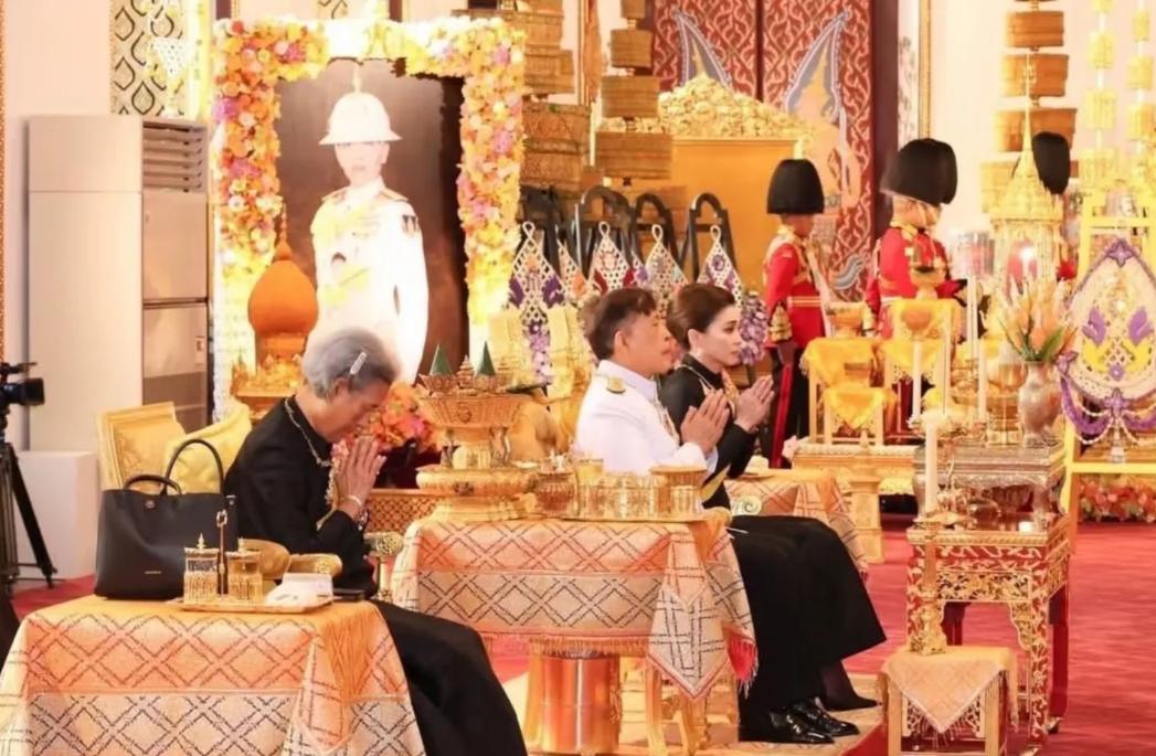帕公主葬礼第五场功德仪式一共来了七位王室成员，其中两位是新面孔！从媒体晒出的