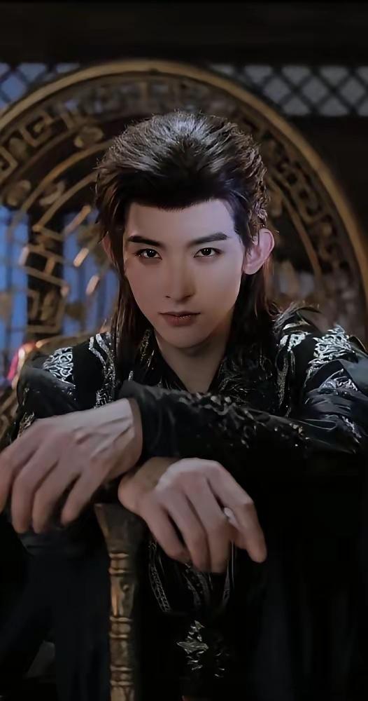 我要被厂花笑死了，他辛辛苦苦拍了三部戏，一个月给他播完了。最近刷视频总能刷到《暗