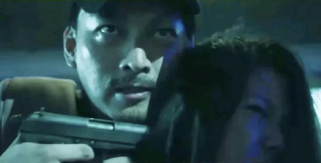 《扫毒风暴》第32集，王林下线了。不过这家伙下线下的太诡异了。王林化妆后乘巴士在