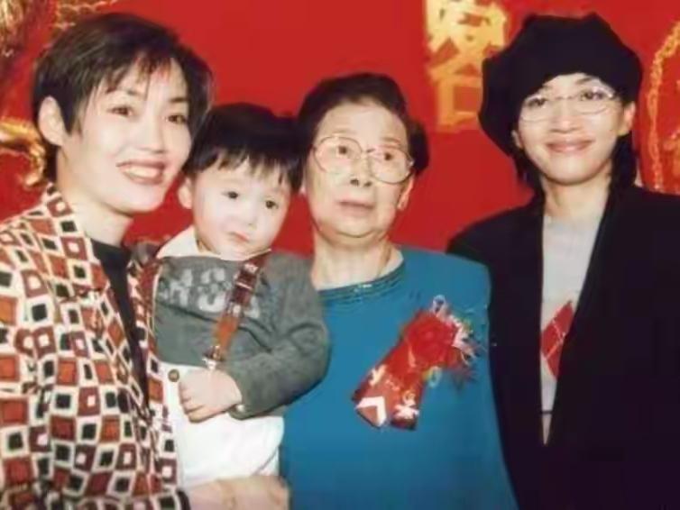 1997年3月，梅艳芳的妈妈覃美金举办73岁寿宴，现场是众星云集，也吸引了媒体的