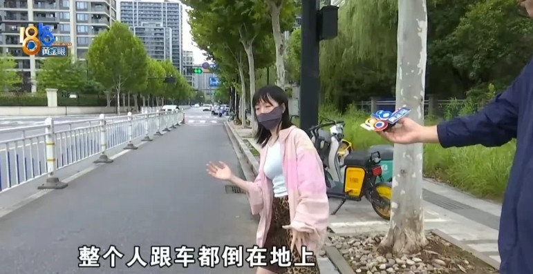 浙江杭州，女主播下夜班后准备骑共享单车回家，谁知，被一辆疾驶而来的外卖车撞翻，致