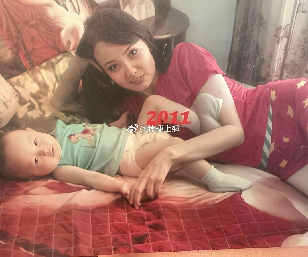 14年过去了，萌娃一夜之间长大了，妈妈的美貌却没什么变化。